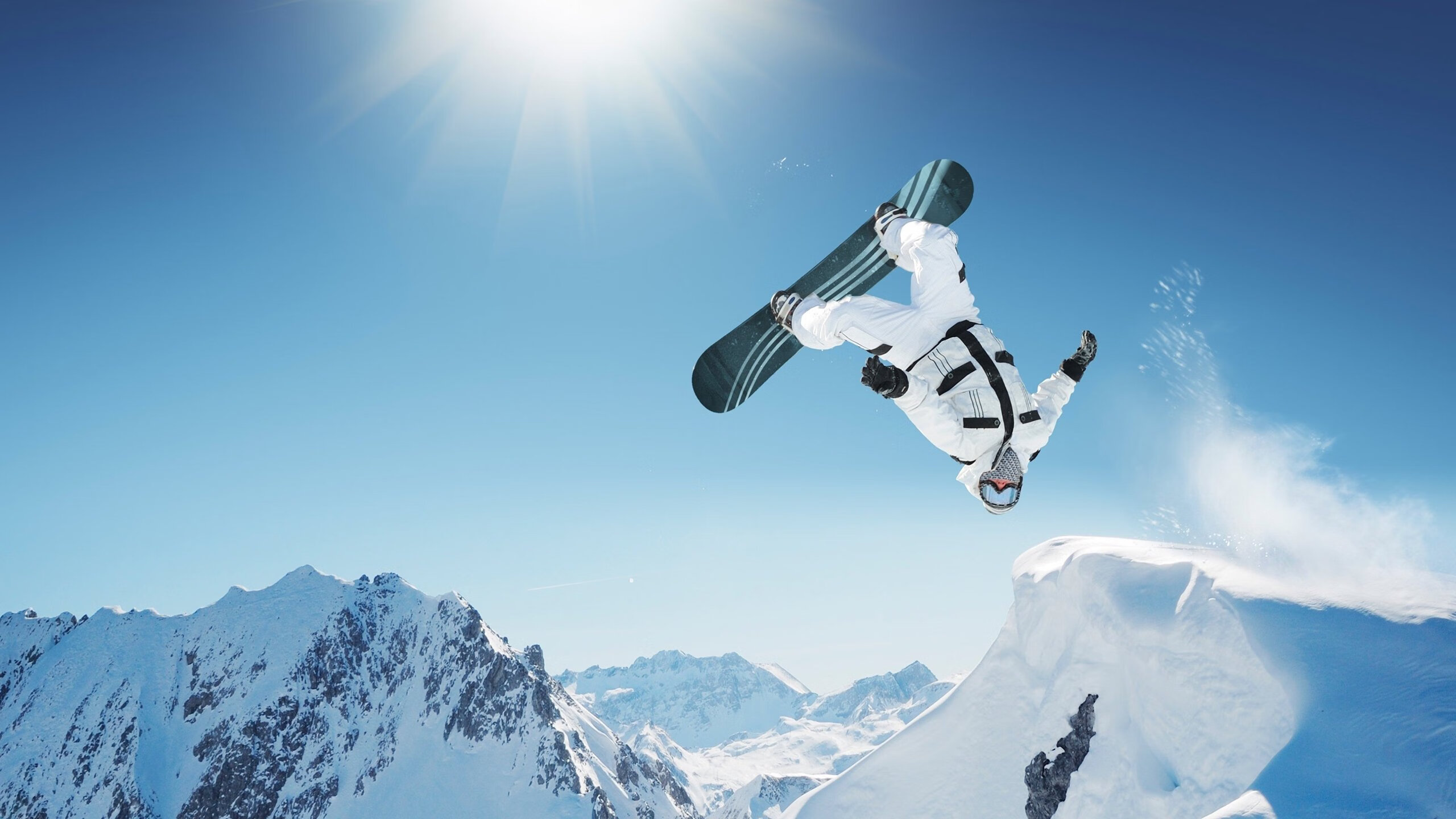 德甲:拜仁5-0横扫奥格斯堡,莱万完成帽子戏法,拜仁5-1狂胜 莱万梅开二度